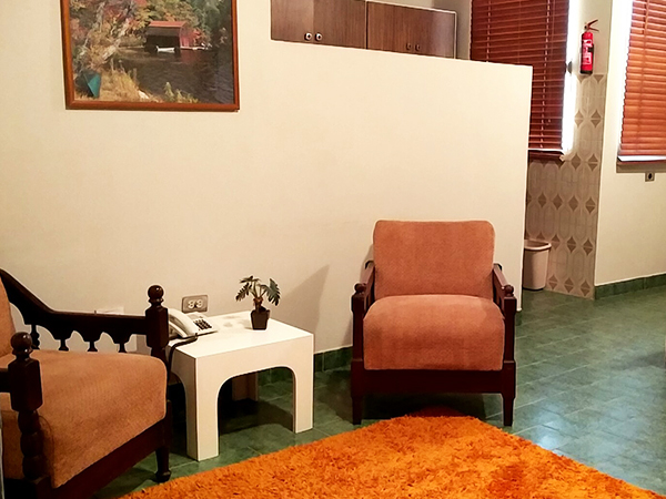 Vista nocturna iluminada del apartahotel